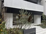 ルフォンプログレ赤羽マークス モダンな外壁と植栽に囲まれたエントランスの様子