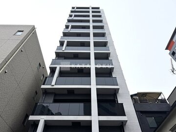 ルフォンプログレ赤羽マークス 下から見上げた現代的なマンション外観
