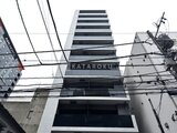 ルフォンプログレ赤羽マークス 下から見上げた建物の外観、黒と白のモダンな縦ラインが特徴