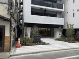 ルフォンプログレ赤羽マークス 白を基調としたモダンな建物のエントランスアプローチ