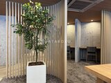 ルフォンプログレ赤羽マークス 観葉植物と木調ルーバーで落ち着いた共用ラウンジ空間