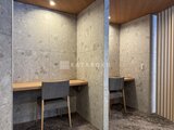 ルフォンプログレ赤羽マークス 落ち着いた色調の個室ワークスペース、木製デスクと椅子が配置さ