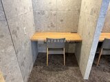 ルフォンプログレ赤羽マークス 木製デスクと椅子が設置された落ち着いた印象の個別ワークスペー