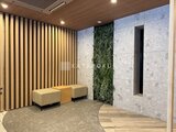 ルフォンプログレ赤羽マークス モダンデザインのエントランスホール、グリーンウォール付きロビ
