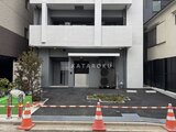 ルフォンプログレ赤羽マークス モダンな外観のエントランスと駐車スペースの様子
