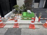 ルフォンプログレ赤羽マークス 工事中の共用エントランス前、安全柵と緑のネットで囲まれた様子