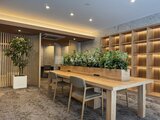ルフォンプログレ赤羽マークス 観葉植物を配置した明るい共用ラウンジスペースの様子