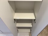 ルフォンプログレ赤羽マークス 複数の棚を備えた収納スペースの内部