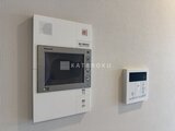 ルフォンプログレ赤羽マークス 壁に取り付けたパナソニック製のインターホンと室内操作パネルの
