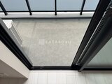 ルフォンプログレ赤羽マークス 開放的な天窓から採光が入るリビングの様子