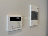 ルフォンプログレ赤羽マークス 壁に設置されたシステムキッチンと給湯器のコントロールパネル