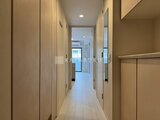 ルフォンプログレ赤羽マークス 明るい照明が灯る廊下から浴室へ向かう空間