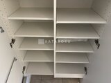 ルフォンプログレ赤羽マークス 白い可動棚が整然と並ぶ、収納たっぷりのクローゼット