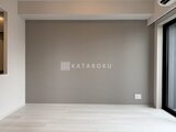 ルフォンプログレ赤羽マークス 落ち着いた色合いの壁と明るい床材が広がるリビングダイニング