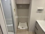 ルフォンプログレ赤羽マークス 洗濯機置き場と洗面台が並ぶ落ち着いた印象の洗面脱衣室