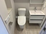 ルフォンプログレ赤羽マークス 白を基調とした清潔感のあるトイレと洗面台の空間