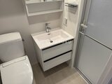 ルフォンプログレ赤羽マークス 白を基調とした洗面台と収納棚があるモダンな洗面室