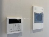 ルフォンプログレ赤羽マークス 明るい壁面に設置された給湯器と室内モニター