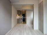 ルフォンプログレ赤羽マークス 明るい床色のリビングダイニングから奥のキッチンへ繋がる開放的