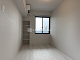 ルフォンプログレ赤羽マークス 明るい採光が入る洋室で、収納棚と窓からの眺望が備わる空間
