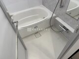 ルフォンプログレ赤羽マークス 白を基調とした清潔感のあるバスルーム、浴槽と広い洗い場が配置