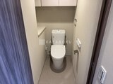 ルフォンプログレ赤羽マークス トイレ室内の様子、温水洗浄便座とシンプルにまとめられた空間