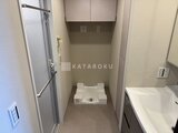 ルフォンプログレ赤羽マークス 洗面台と洗濯機置き場を備えた明るい洗面脱衣室