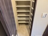 ルフォンプログレ赤羽マークス 複数の棚板を備えた奥行きのある収納スペース