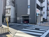 グランパセオ蒲田3 建物に隣接した駐車場の様子と周辺街並み
