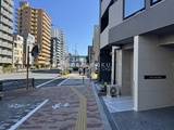グランパセオ蒲田3 前面道路から見たエントランスと周辺の街並みの様子