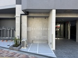 グランパセオ蒲田3 建物エントランス前のスロープと駐輪場がある開放的な出入口