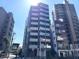 グランパセオ蒲田3 街区の建物群に囲まれた、モダンなデザインの中層住宅の外観