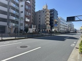 グランパセオ蒲田3 前面道路から見たマンション建物と周辺街並み