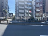 グランパセオ蒲田3 前面道路から見た建物と周辺街並みの様子