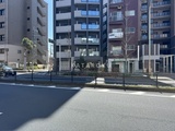 グランパセオ蒲田3 前面道路から見た建物外観と周辺の街並み