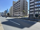 グランパセオ蒲田3 前面道路から見た建物と周辺環境の様子