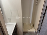 グランパセオ蒲田3 トイレと洗面台が配置された清潔感のある浴室脱衣所