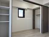 グランパセオ蒲田3 収納充実の寝室、小窓と建具がアクセントのシンプルな空間