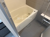 グランパセオ蒲田3 白色のバスタブと濃いグレーのタイル壁が落ち着いた印象の浴室
