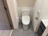 グランパセオ蒲田3 温白色でまとめられた清潔感のあるトイレ空間