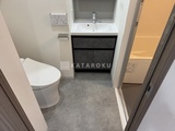 グランパセオ蒲田3 トイレとスタイリッシュな洗面台が配置された清潔感のあるサニタ