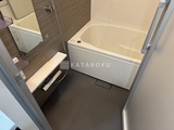 グランパセオ蒲田3 木目調パネルと白い浴槽が落ち着いた印象のバスルーム