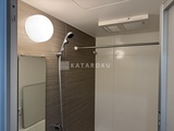 グランパセオ蒲田3 # alt属性案 「モダンな壁タイルと円形照明が印象的なシャ