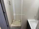 グランパセオ蒲田3 洗面台とトイレが配置されたコンパクトな浴室の様子