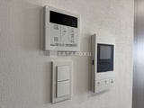 グランパセオ蒲田3 壁に設置された浴室リモコン、照明スイッチ、インターホンの様子