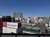 グランパセオ蒲田3 商業ビル越しに見る青空と市街地の風景