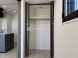 グランパセオ蒲田3 開放的なウォークインクローゼットと奥のキッチン空間