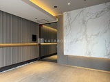 ワンルーフレジデンス中野 エントランスホールに大理石パネルと間接照明が配されたモダンな
