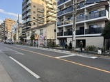 ワンルーフレジデンス中野 前面道路から見た建物と周辺街並みの様子