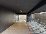 ワンルーフレジデンス中野 自動車置場と駐輪スペースが整備された共用部